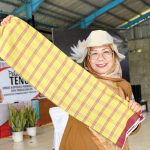 Wakil-Bupati-Sumbawa-Barat-Hj.-Hanipah-menunjukkan-salah-satu-produk-tenun-saat-membuka-Pelatihan-Motif-Tenun-di-Taliwang