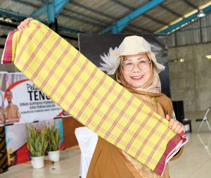 Wakil-Bupati-Sumbawa-Barat-Hj.-Hanipah-menunjukkan-salah-satu-produk-tenun-saat-membuka-Pelatihan-Motif-Tenun-di-Taliwang